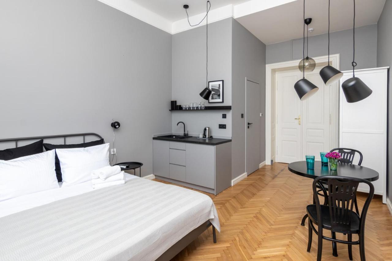 Barbacan Suites - Old Town Apartments - By Upstairs Cracovia Esterno foto